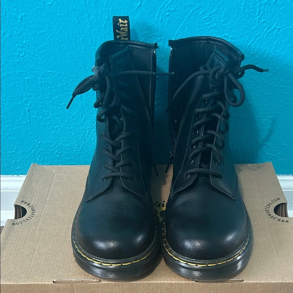 🌸Dr. Martens Black Lace-Up Boots with Yellow Stitching - Picture 3 of 4